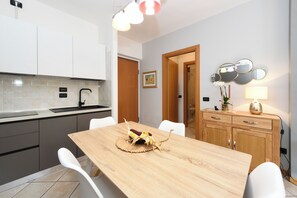 Fridge, microwave, oven, stovetop - Garda Tulipano quiet two-room apartment with swimming pool (Lombardia)