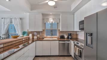 Køleskab, mikrobølgeovn, ovn, kogeplade