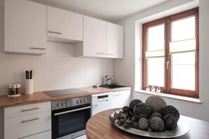 Frigorífico, microondas, horno y placa de cocina