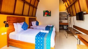 Une chambre d’hôtel avec deux lits, un plafond en bois, un tableau, un bureau et une télévision.