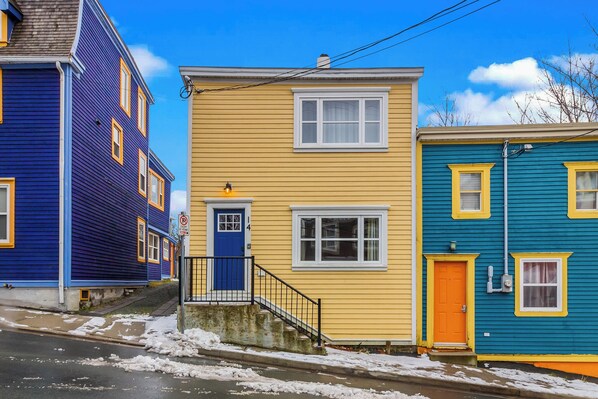 Welcome to our cheerful yellow home with its distinctive blue door! - Harbour View Rowhome Signal Hill & Downtown (St. John's)