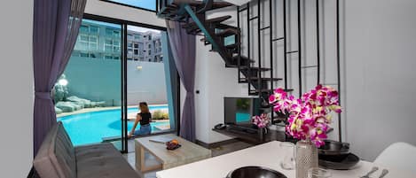 Appartement Exclusif, balcon, vue piscine | Coin séjour | Télévision à écran plat