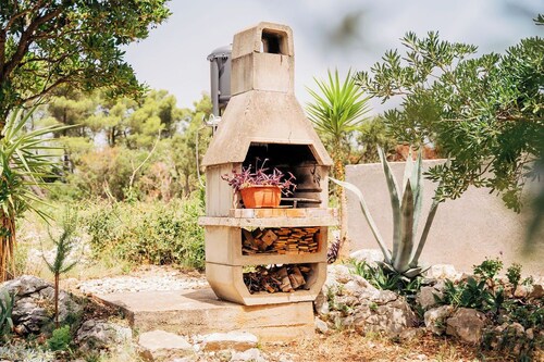 "Family-Friendly Island Stay with Garden Vibes & Sea Nearby"