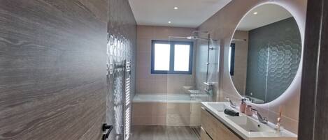 SALON-DE-PROVENCE vacation rental, comfortable house to rent 2 bathrooms for 4 people. Online reservation with Plaisirs & Maisons de Provence