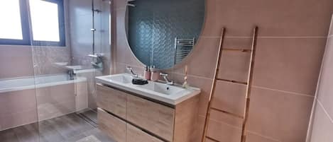 Shower, hair dryer, towels