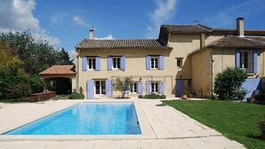 A two-story house with a swimming pool, a garden, and a clear blue sky. - Vacation rental house with pool ALTHEN LES PALUDS  LS6-71 (Althen des Paluds)