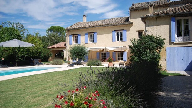A two-story house with a swimming pool, a covered patio, and a garden with red flowers. - Vacation rental house with pool ALTHEN LES PALUDS  LS6-71 (Althen des Paluds)
