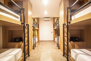 Cofres nos quartos, Wi-Fi de cortesia, roupa de cama
