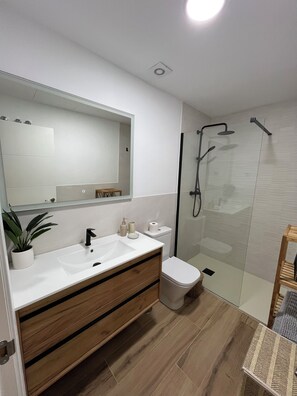 Hair dryer, towels, soap, toilet paper - Warm apartment in downtown malaga (Málaga)