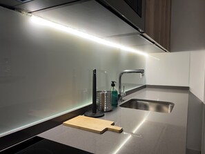 Réfrigérateur, micro-ondes, four, plaque de cuisson