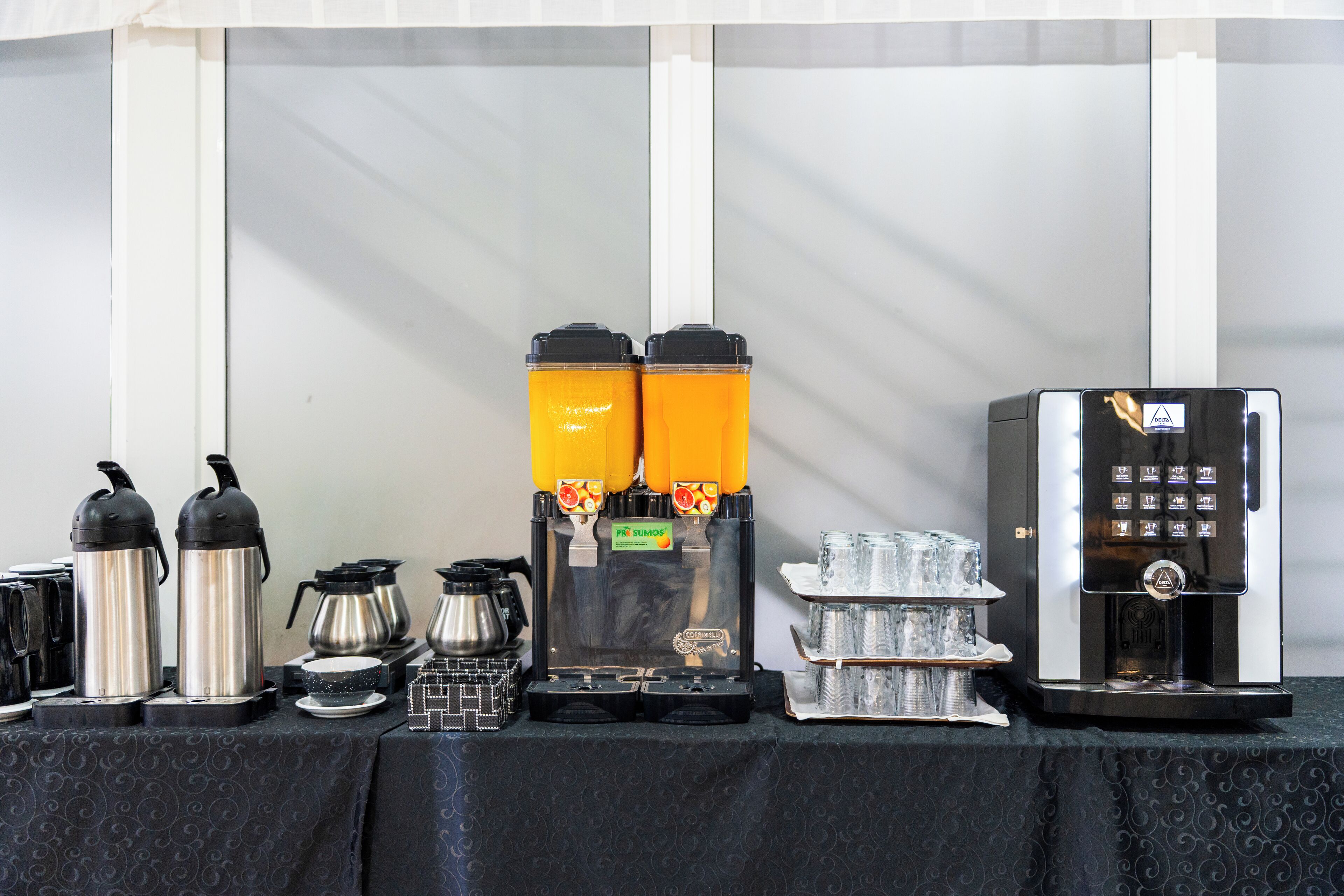 Ein Kaffee-Bereich mit zwei Espressomaschinen, einer Kaffeemühle und einem Kaffeekocher.