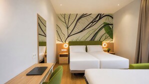 A hotel room with a bed, a desk, a chair, and a wall mural. - Spirit Hotel Fonte Real (Monte Real)