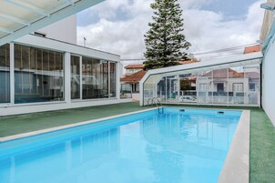 Una piscina techada, una piscina al aire libre de temporada