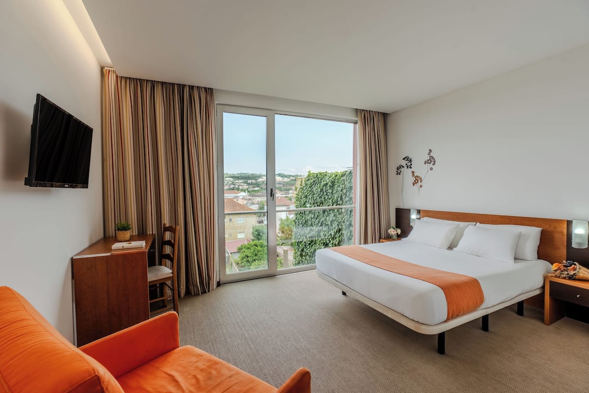 Double or Twin Room | Desk, laptop workspace, free cribs/infant beds, free WiFi