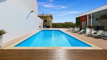Piscina interna, piscina externa sazonal