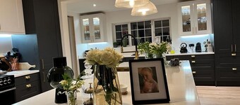 Spacious 5-bed House - Garden, Parking & Bbq