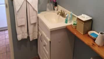 Apartment, 1 Bedroom, Smoking, Garden View | Bathroom