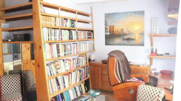 Apartment, 1 Bedroom, Smoking, Garden View | Interior