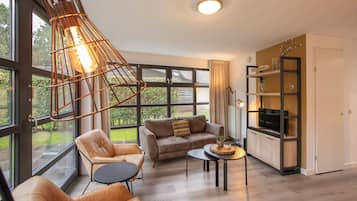 Stórt einbýlishús (Buitenhuis Wellness) | Stofa | Sjónvarp