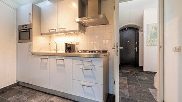 Villa (Buitenhuis) | Private kitchen | Fridge, dishwasher, cookware/dishes/utensils