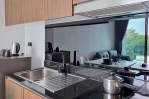 Condo design, sacada, vista para a piscina | Cozinha americana privada | Chaleira elétrica, torradeira