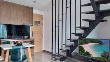 Condo de diseñador, balcón, vista a la alberca | Área de sala de estar | Televisión de pantalla plana