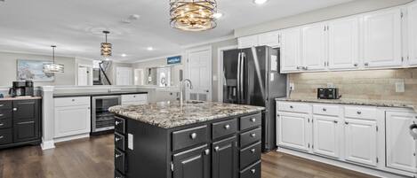 冷蔵庫、電子レンジ、オーブン、コンロ