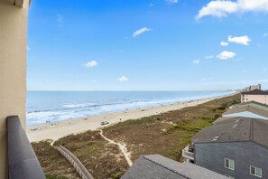 On the beach - 10% off week of June 27-July 4. Sat-Sat OF corner condo 4BR 3BA. Amazing views! (North Myrtle Beach)