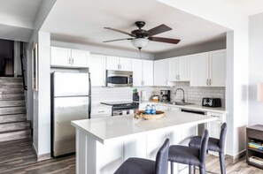 Geladeira, micro-ondas, fogão, cooktop