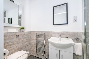 Secador de pelo, toallas