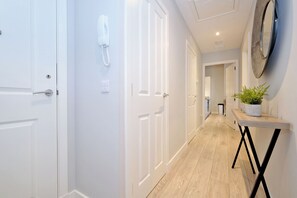 公寓 (1 Bedroom) | 1 多间卧室、高档床上用品、办公桌、熨斗/熨衣板