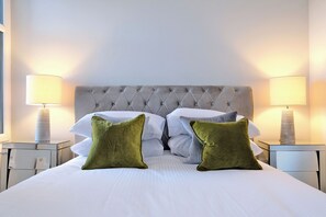 1 多间卧室、高档床上用品、办公桌、熨斗/熨衣板