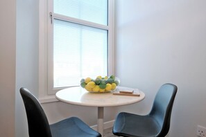 Apartment (1 Bedroom) | In-room dining - Modern City Centre Apartment in Aberdeen (Aberdeen)