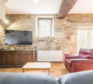 TV, fireplace