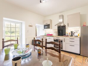 Fridge, microwave, dishwasher, coffee/tea maker - Authentic 3-Bedroom House with Garden near Mont-Saint-Michel (Saint-Laurent-de-Terregatte)