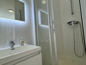 Bathroom - Studio for 2, direct beach access Les Sables-d'Olonne (Les Sables-d'Olonne)
