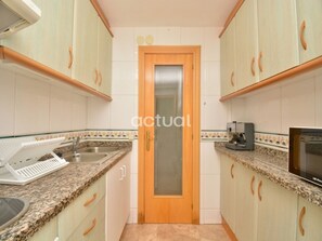 Fridge, microwave, coffee/tea maker - Renovated 3-bedroom apartment, beachfront in Platja d'Aro (Platja d'Aro)