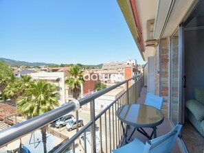 Outdoor dining - Renovated 3-bedroom apartment, beachfront in Platja d'Aro (Platja d'Aro)