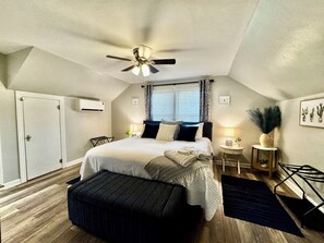 4 slaapkamers, een bureau, een strijkplank/strijkijzer, reisbedje