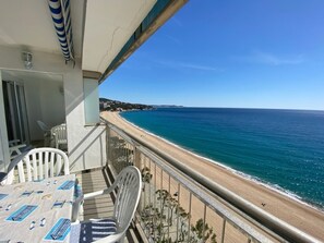 Outdoor dining - Seafront duplex with terrace, WiFi, optional parking in Platja d'Aro (Platja d'Aro)