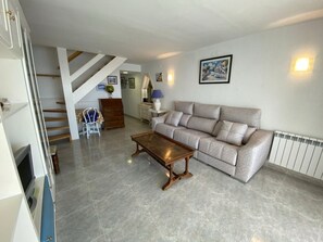 TV - Seafront duplex with terrace, WiFi, optional parking in Platja d'Aro (Platja d'Aro)