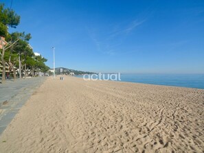 A wide sandy beach with a clear blue sky. - Seaside studio, terrace, WIFI, optional parking (Platja d'Aro)