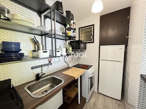 Een koelkast, een magnetron, een oven, een koffiezetapparaat/waterkoker