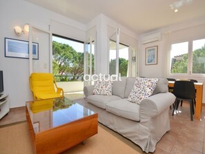 TV - Apartment near beach with terrace and parking, optional aircon (Platja d'Aro)