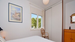 Room - Apartment near beach with terrace and parking, optional aircon (Platja d'Aro)
