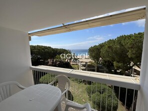 Outdoor dining - Seafront Duplex Apartment, 2 Bedrooms, Air Conditioning, WIFI (Platja d'Aro)