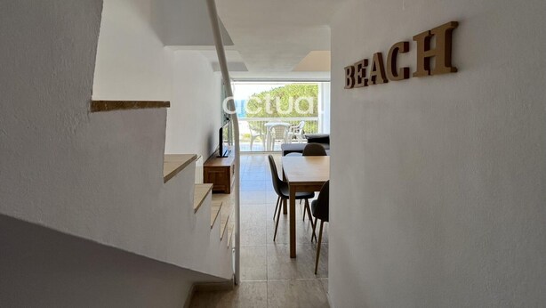 Un pasillo que lleva a un comedor con vistas al exterior.