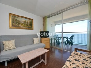 TV - Seaside studio with terrace, WIFI and elevator (Platja d'Aro)