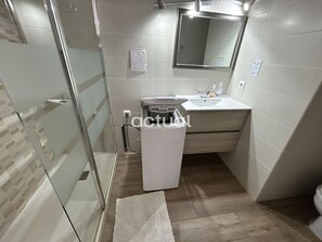 Bathroom - Apartment with pool and Wi-Fi, near beach in Platja d'Aro (Platja d'Aro)