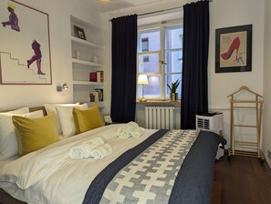 1 slaapkamer, een bureau, een strijkplank/strijkijzer